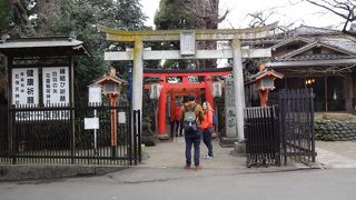 赤い鳥居が連なる