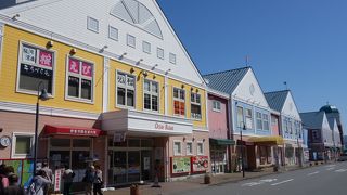 いつも人でいっぱいです。レストランも充実しています。土産物もいっぱい。