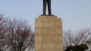 自由公園の一番高い場所にあります