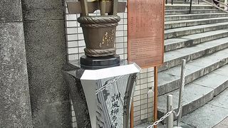 京成上野駅から公園に入る階段脇にあります