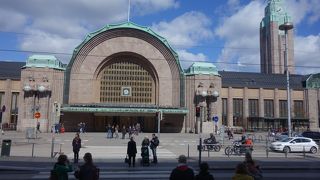 花崗岩製の駅舎