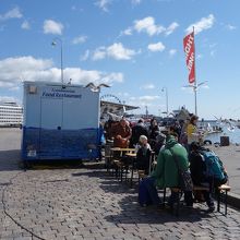 港の近くのオープンマーケット