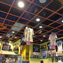 丁シャツ、アロハシャツなど売ってます