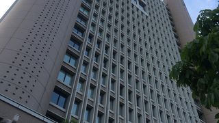 近代的なビルとなった大学です