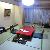 峰来館・和室12畳の客室。