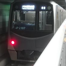 東西線のホームと車両です。