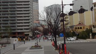 幼児を連れたファミリーがが楽しんで歩く光景に出会いました。