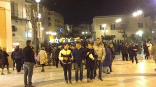 人が多く賑やか