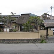 早春の小雨が似合う小さな史跡