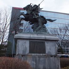 高い台座の上なので大きく見えますね。