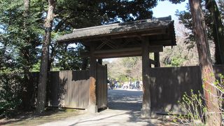 六義園の正門を入った所にあります