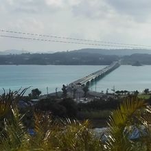 橋が真っ直ぐに伸びています