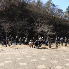 珍鳥ヤマヒバリを撮影しようとカメラマンが集まっていました。