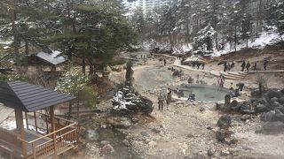 温泉が湧き出ています