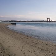 あまり広さはない弁天島海浜公園内の海水浴場