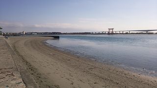 あまり広さはない弁天島海浜公園内の海水浴場