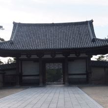 法隆寺の玄関にふさわしい重厚なつくり