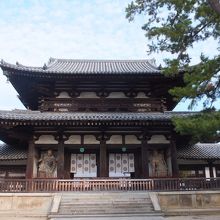 西院伽藍の本来の入口。堂々たる美しい門。