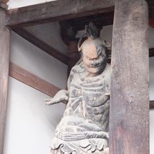 左右に立つ金剛力士像　吽形像　重文　