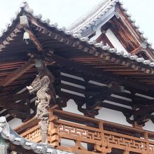 元禄の修理で彫刻付の支柱に取り替えられた。昇り龍