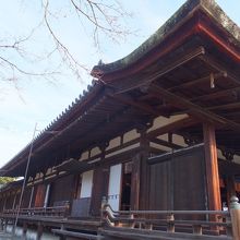 奥に東室。聖霊院は東室の南側を改造。共に国宝。