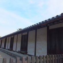 隣りは若い寺僧や従者が生活していた妻室。簡素で長屋みたいだ。