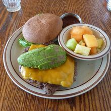 ハンバーガーとフルーツサラダのセット