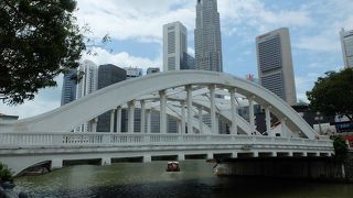 この橋のあたりから見るラッフルズ・プレイス方向の都市景観がきれい