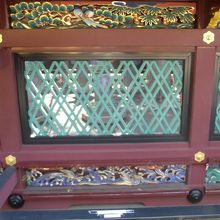 手前の手摺に彫られた動物などの名前が貼られています