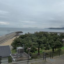 長崎鼻のレストラン近くから見た海水浴場全景