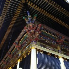 右手前上方の彫刻