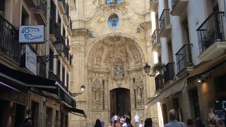 バルの通りにある教会