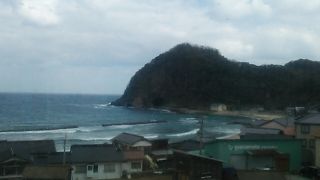 快速「山陰海岸ジオライナー」の車窓からも眺望を楽しめます