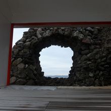 神社に着きました　岩穴があります