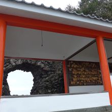 神社と岩穴