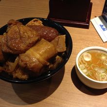 スペ肉めし，ビーフスープ付き（840円）