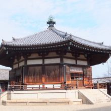 東院伽藍の主役