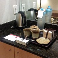 アメニティ　チョコレートや大きなお水やコーヒー入った木製小箱