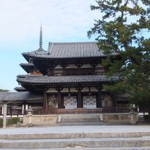 中央に中門、右に金堂、左に五重塔と全て国宝の景色