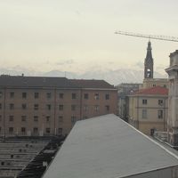 アルプスが見えます。屋根が沢山ある場所は駅です。