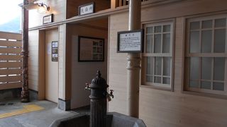 100年余りの歴史のある駅構内の水飲み場。