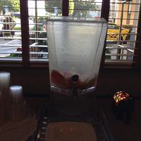 フロント近くにある水