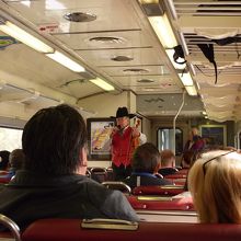 ジョークを飛ばしながら、ヴァイオリンの演奏