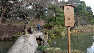 大きな２枚の石で出来ていました