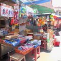 野菜・果物・衣類・おもちゃなどがアチコチで売られている東南アジアのマーケット