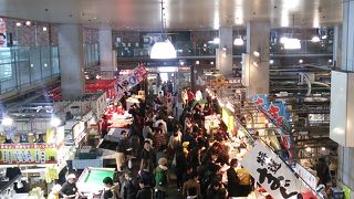 唐戸市場でほぼ毎週金・土・日の３日間開催される食に関するイベント