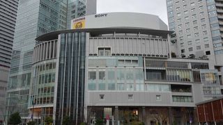 リッツカールトン大阪に隣接した総合商業施設