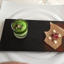 エンドウ豆のエスプーマとサルシチョン　アマランサスのクロッカ