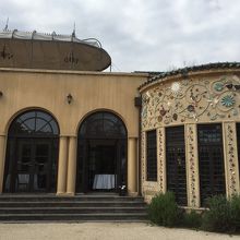 お庭側から見たお席とシガールーム