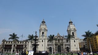 ペルーの歴史のみえる中心の広場